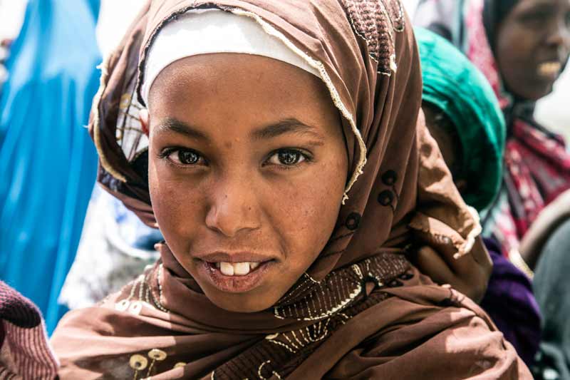 Young girl awaits food aid in Chinaksen